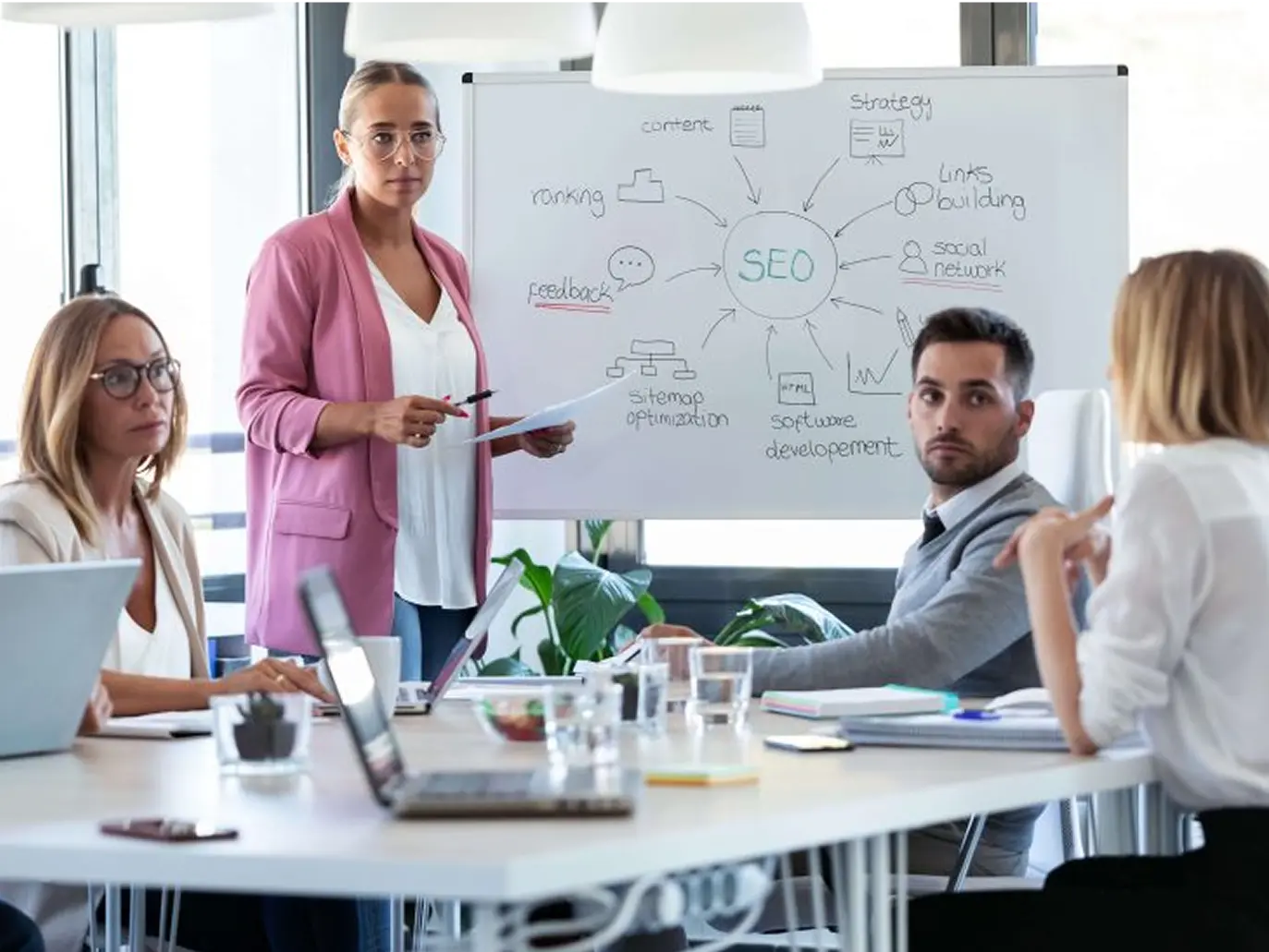 Tim agencije planira SEO strategiju i ciljeve izrade web sajtova